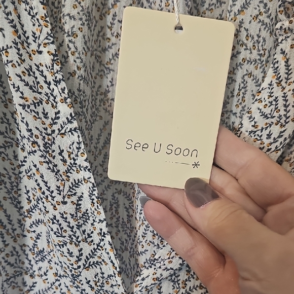 Elegant Blue And Yellow Patterned Blouse - Picture 3 of 8